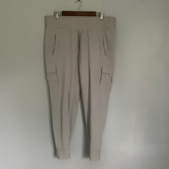 Light Gray Athleta Sutton Joggers Cargo Pocket Grey Drawstring Jogger Pants - Picture 4 of 10